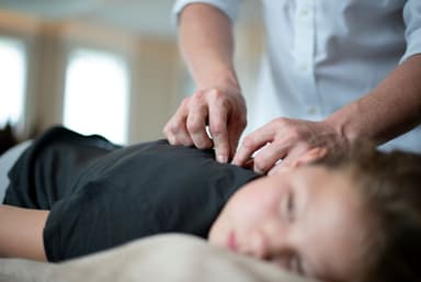 Dr. Adel Rayess bei der Behandlung