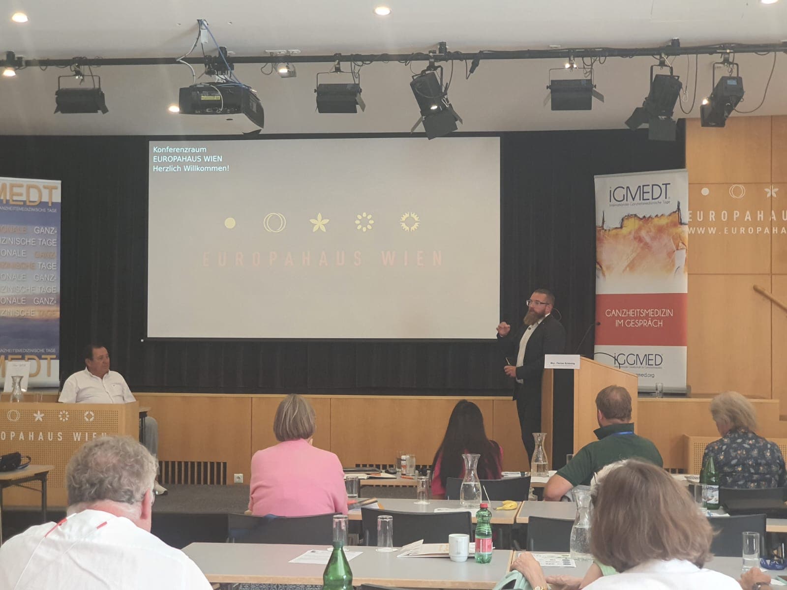 Florian Schöning am Rednerpult beim IGMEDT-Kongress 2026 im Europahaus Wien
